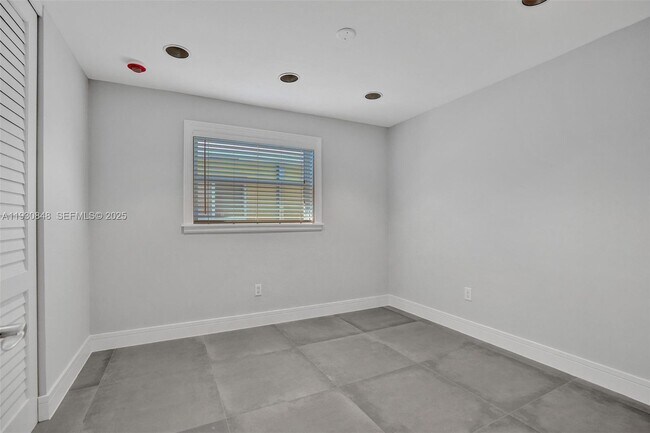 Building Photo - 902 Mandarin Isle