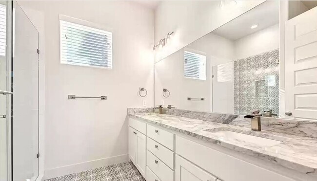 Building Photo - New construction in the heart of East Fayetteville!