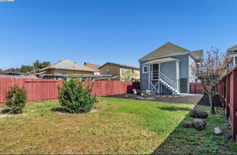 Building Photo - 2025 34th Ave