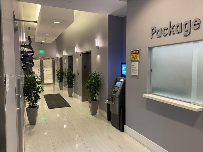 Building Photo - 1200 Brickell Bay Dr