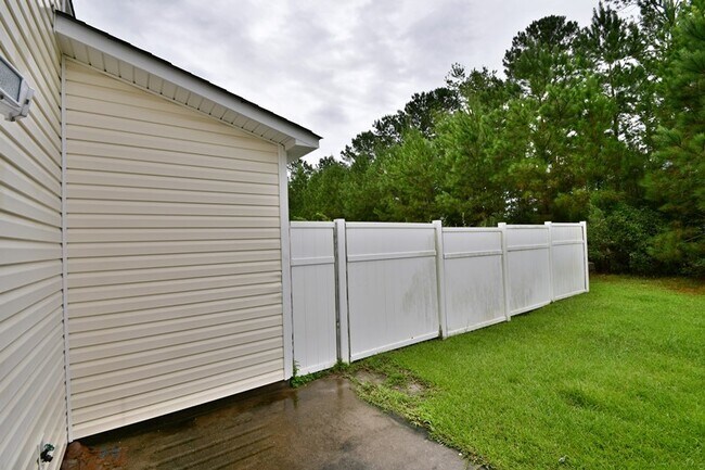 Building Photo - 104 Streamwood Dr