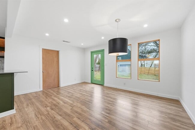 Building Photo - 2903 Pecan Cir