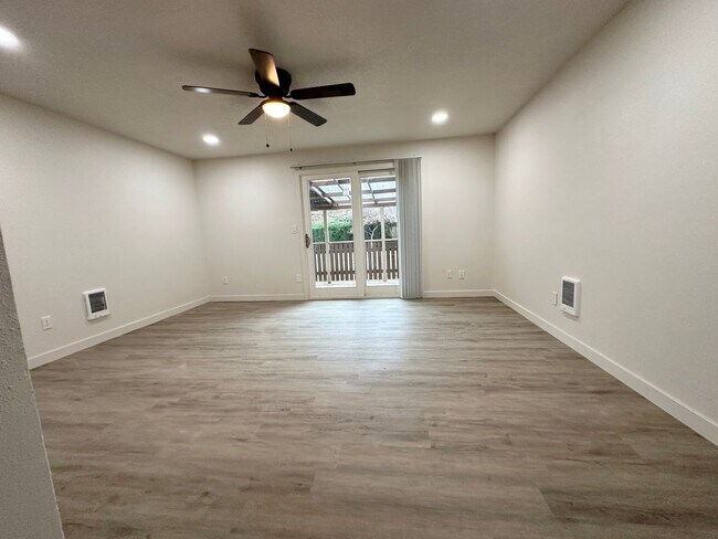Building Photo - 3 Bedroom Cornelius Duplex, with Lots of U...