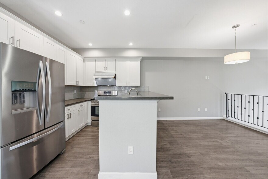 Building Photo - 817 Estancia Ter