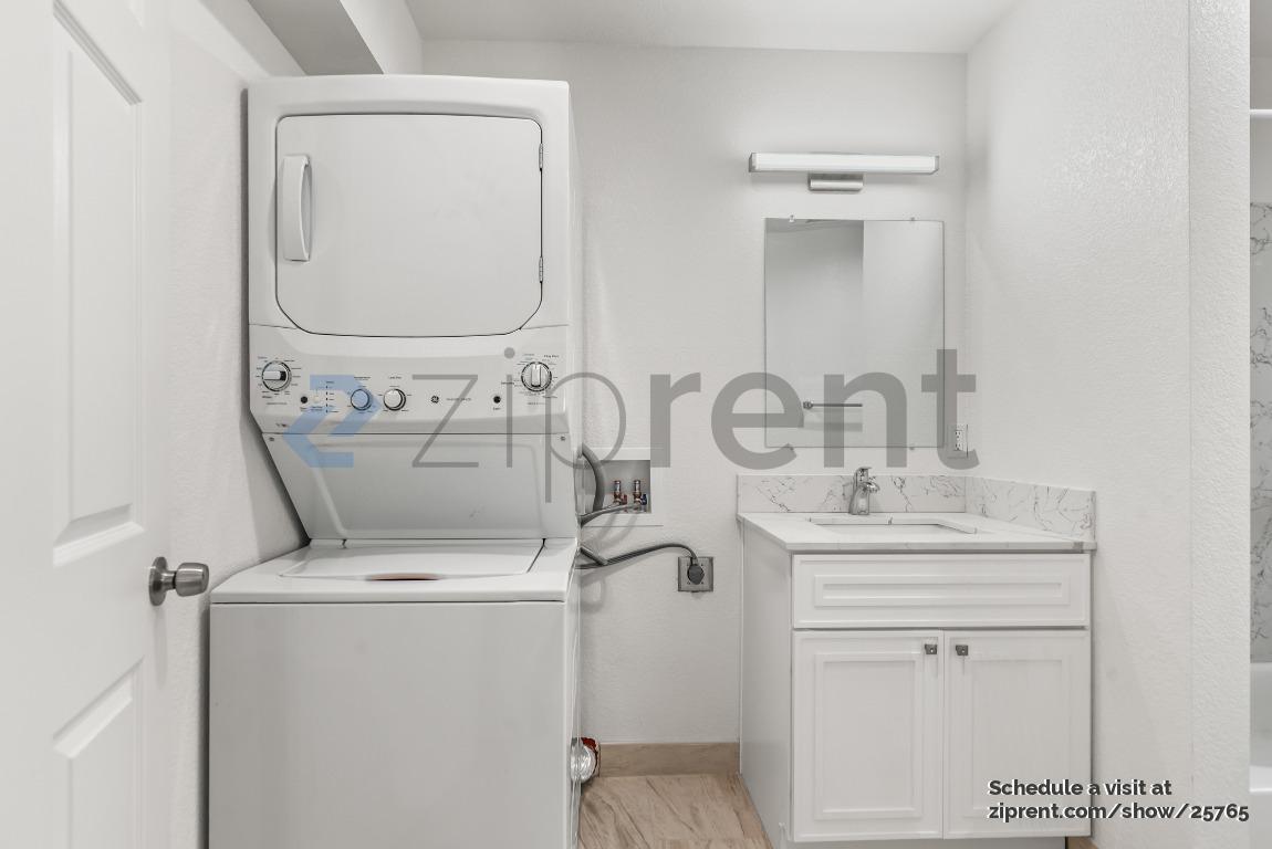 Building Photo - Unit B