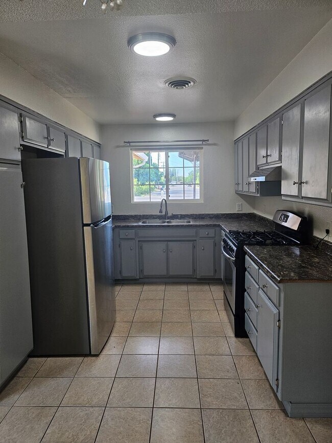 Building Photo - Single-Story Comfort: 3 Bedrooms, 2 Baths,...