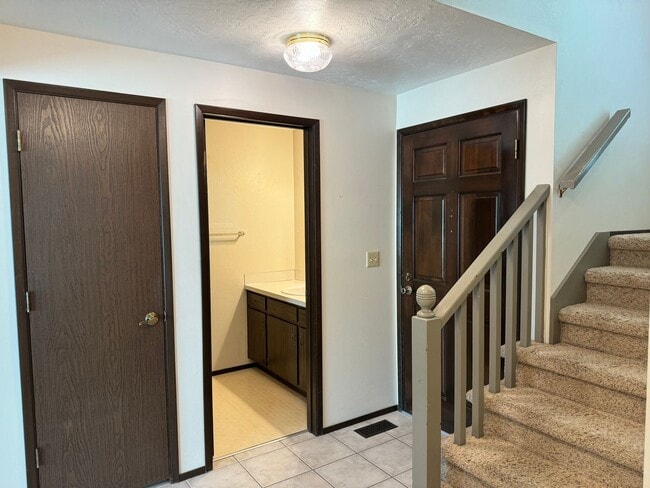 Building Photo - 3 bedroom 2.5 bathroom duplex off Coburg Rd.