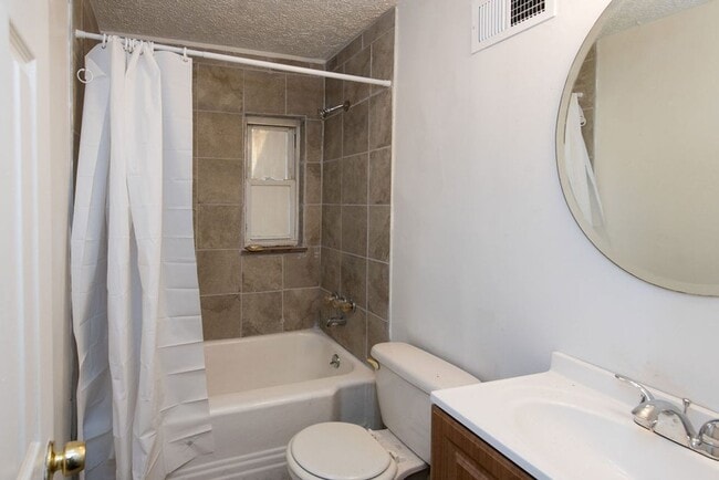 Building Photo - PRICE HILL-NICE 3 BEDROOM 1 BATH RANCH with