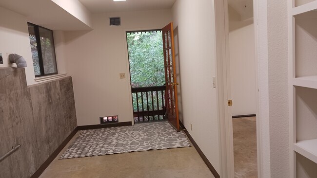 Building Photo - 10483 Woodside Dr