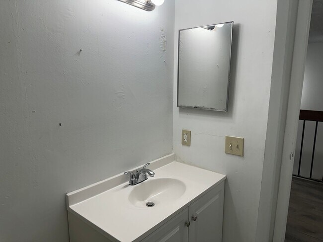 Building Photo - 931 SW 20th Ct