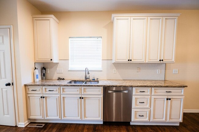 Building Photo - Stunning 6 bedroom 2.5 bathroom corner lot...