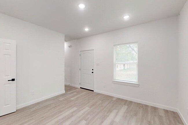 Building Photo - 1213 Mill St