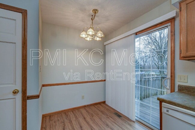 Building Photo - 107 NE Maggie Ave
