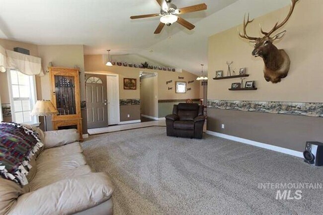 Building Photo - 3 Bedroom 2 Bath Home on 1/4 Acre Available 1/6/2026