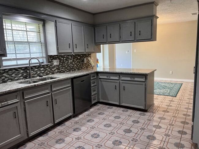 Building Photo - 1010 Holt St