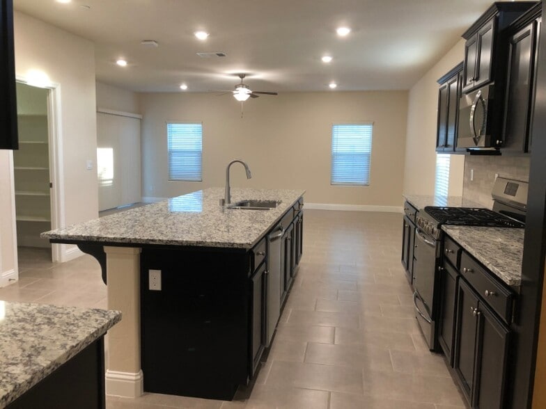 Building Photo - 2047 W Sunnyview Ave