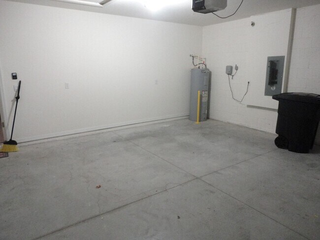 Building Photo - 216 Hickory Crse Trl