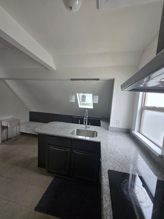 Building Photo - Upstairs 2bd/1ba Near Lake Merritt – $1,800
