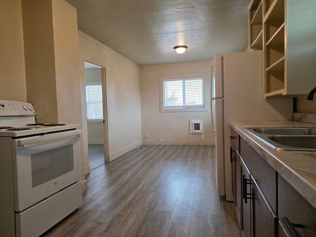 Building Photo - Cute 2 bedroom