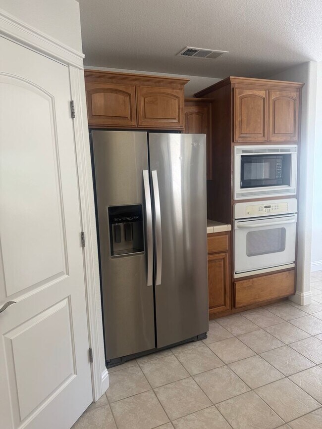 Building Photo - 4 BED/2 BATH IN REDDING IN THE WESTSIDE ES...