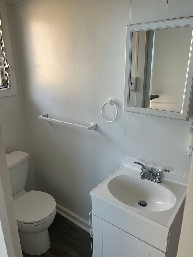 Building Photo - Pet-Friendly 1BR in Honolulu’s Kapahulu Ar...