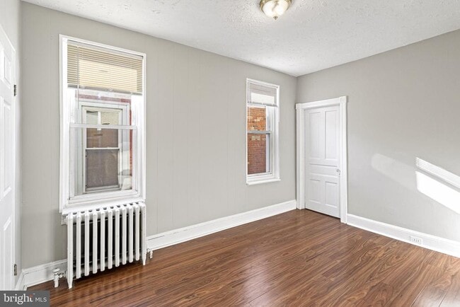 Building Photo - 307 Roxborough Ave