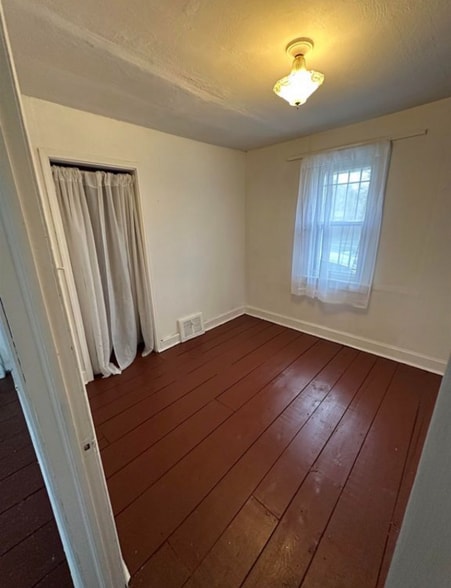 Building Photo - 738 E York Ave