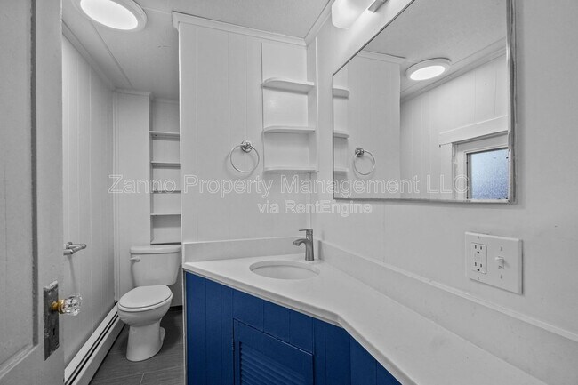 Building Photo - 35 Bowen St