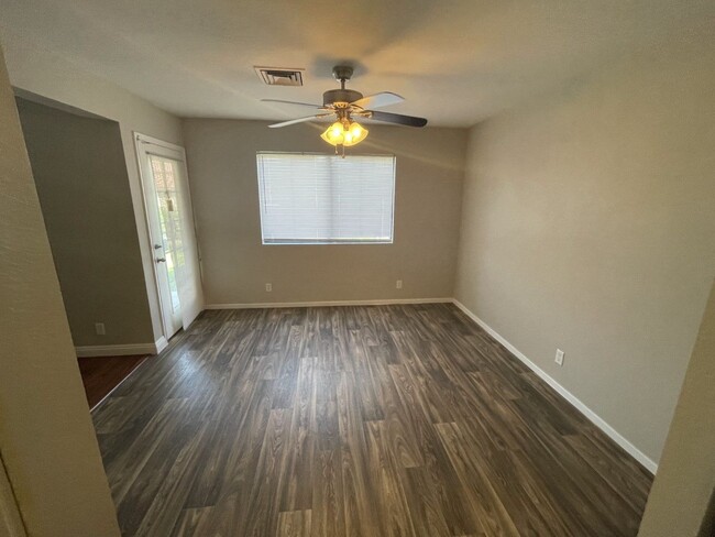 Building Photo - 3 Bed/ 2.5.Ba 2 story townhome , Gated Com...