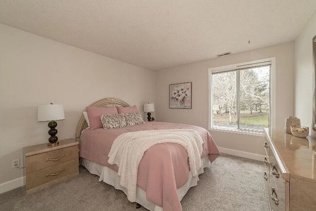 Building Photo - Beautiful Custom Home