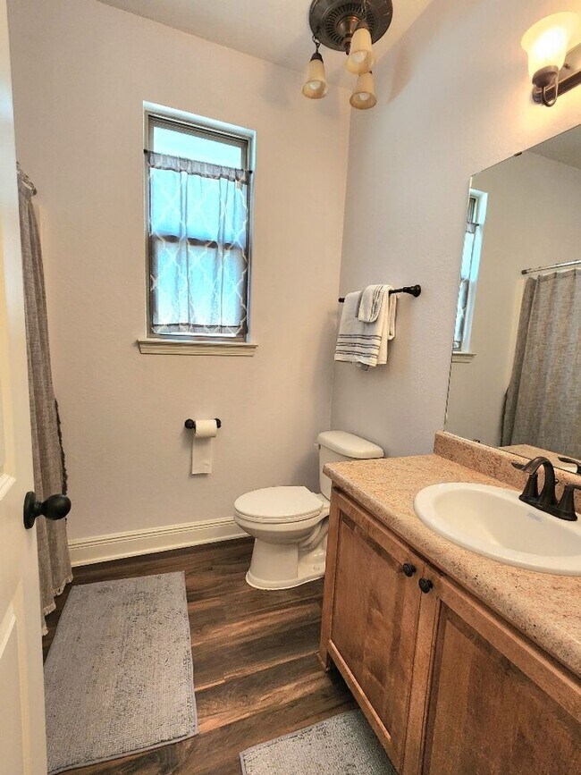 Building Photo - Discover Fine Living in this Captivating 3 Bed/2 Bath Home!