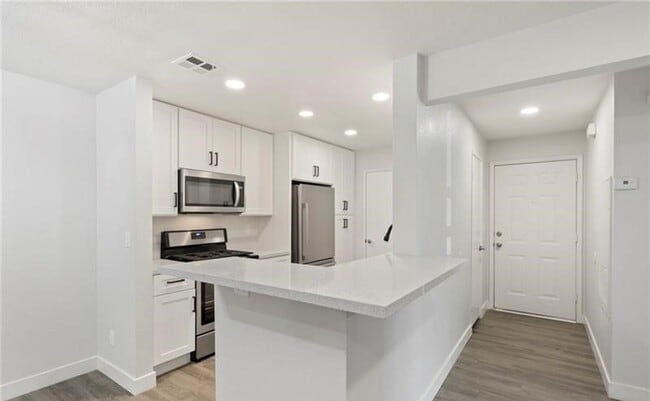Building Photo - Upgraded 2 bedroom condo in guard gated co...