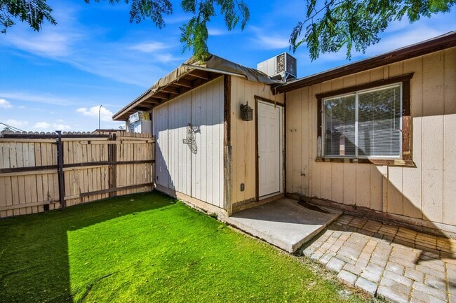 Building Photo - 559 S Lesueur