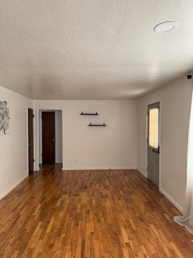 Building Photo - SINGLE LEVEL HOME WITH SPACIOUS FENCED IN YARD