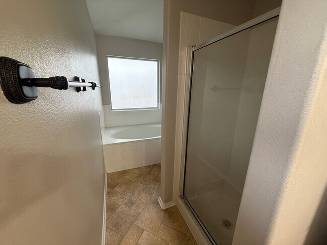 Building Photo - "Beautiful 4-Bed, 2-Bath Home in Emerald Valley – Lease for $1,725 (15 Months)