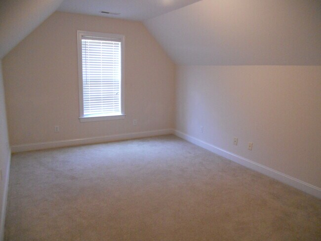 Building Photo - 409 Pointe Dr