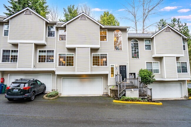 Building Photo - RENOVATED 3 BED, 3 BATH KIRKLAND TOWNHOME W GARAGE & EASY COMMUTE!