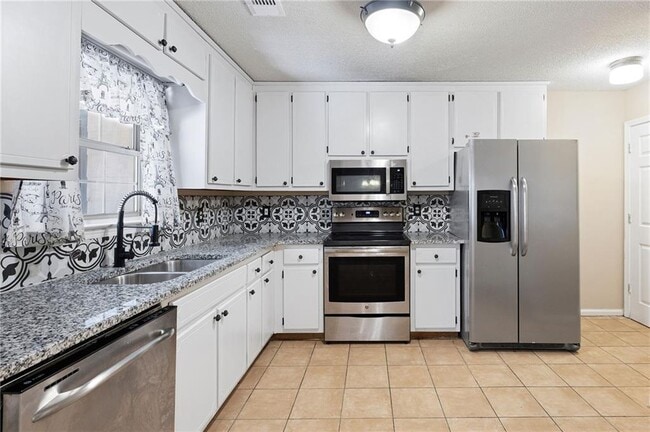 Building Photo - 2898 Lakemont Dr SW