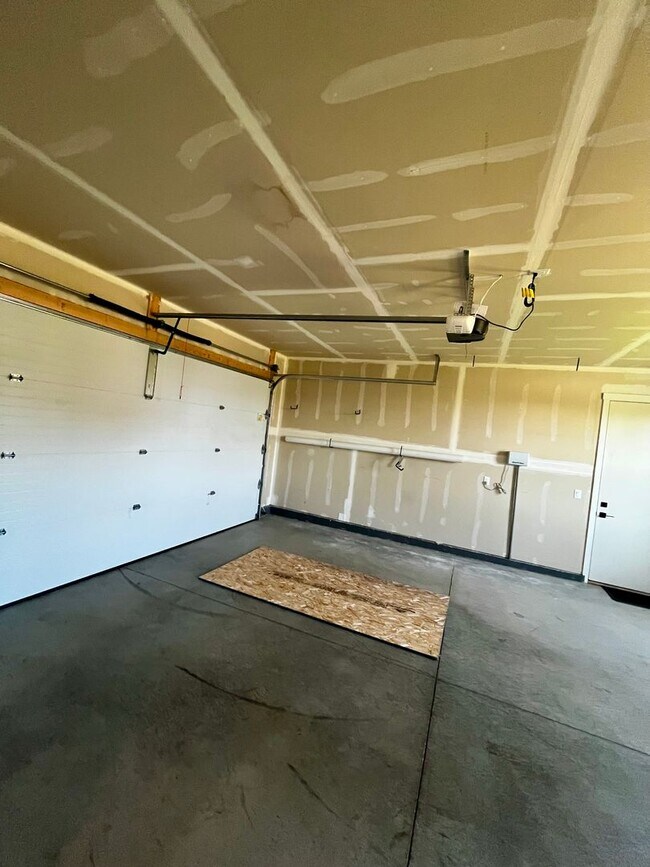 Building Photo - Modern 3-Bedroom Home Close to Gallatin Co...