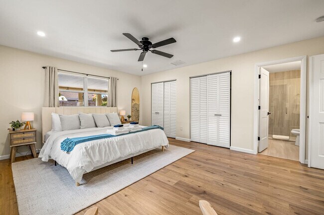 Building Photo - 10703 Del Prado Dr S