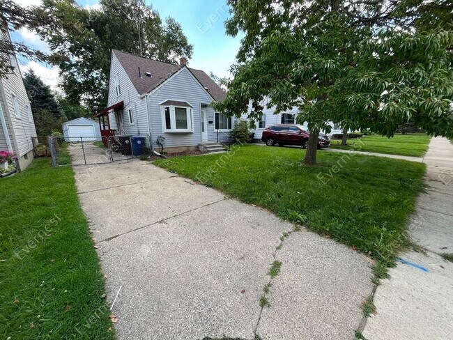 Building Photo - 18474 Glenmore St