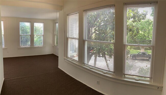 Building Photo - 318 Hyde Park Blvd