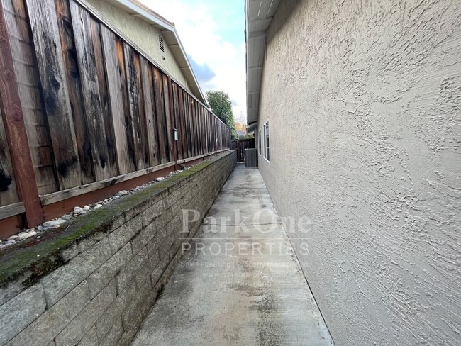 Building Photo - Nicely Update Home Now Available in the Crossings