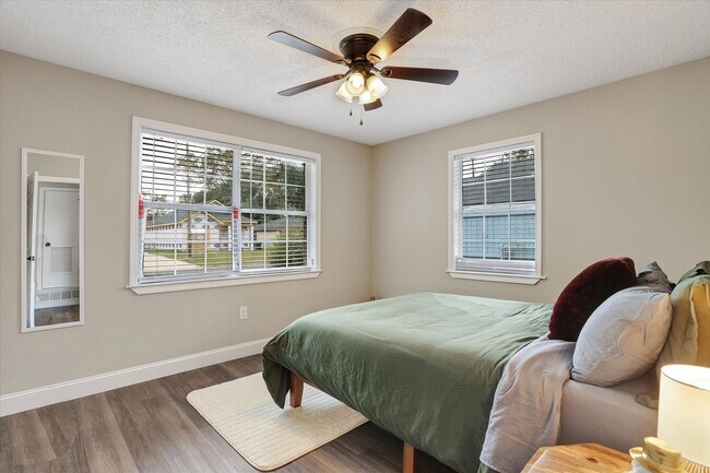 Building Photo - Furnished 4 Bedroom, 2 Bath Brick Home in Savannah