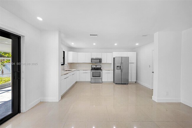 Building Photo - 2318 Scott St