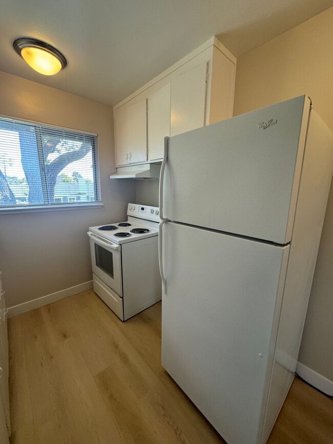 Building Photo - Upstairs 1 bedroom 1 bath apartment w/ ass...