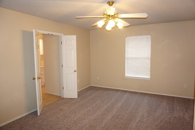 Building Photo - Beautiful Duplex with a Basement!