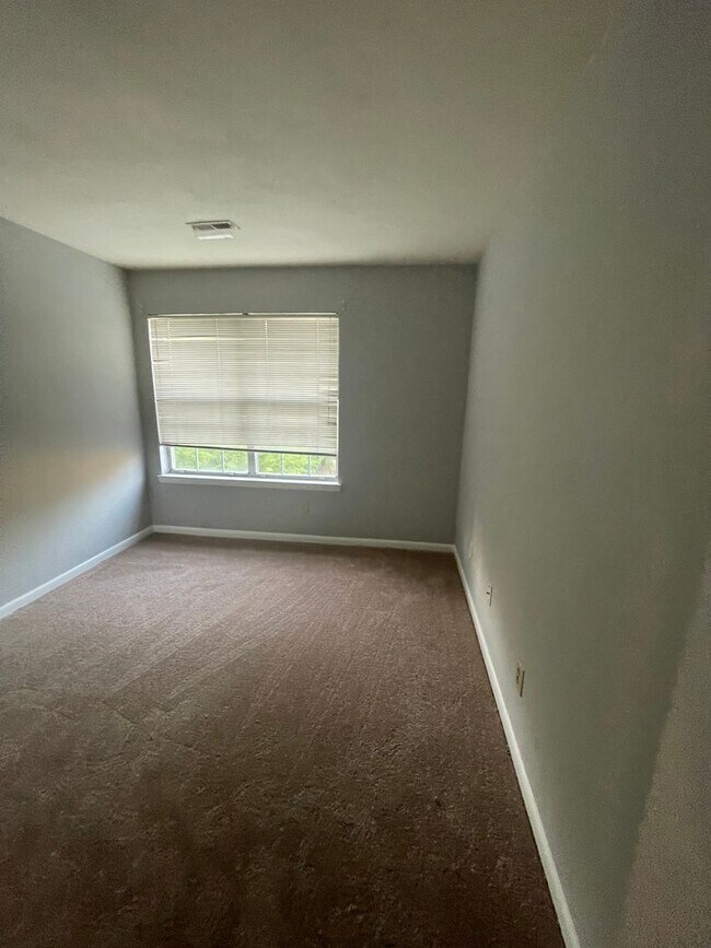 Building Photo - UPPER LEVEL SINGLE STORY CONDO IN HOLLAND ...