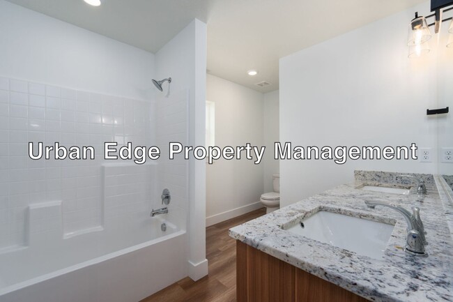 Building Photo - 3 Bedroom 2.5 Bath Newer Row Home!
