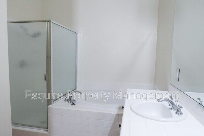 Building Photo - 232 Lightwood St